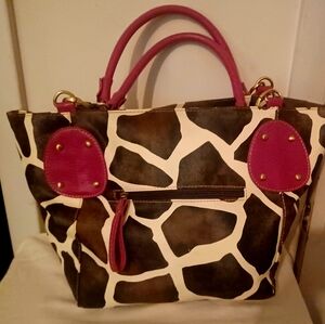 Giraffe pattern handbag